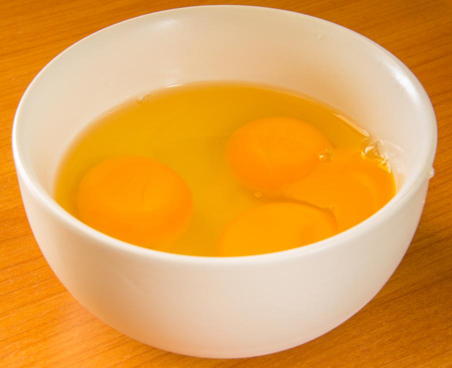 A bowl of raw eggs